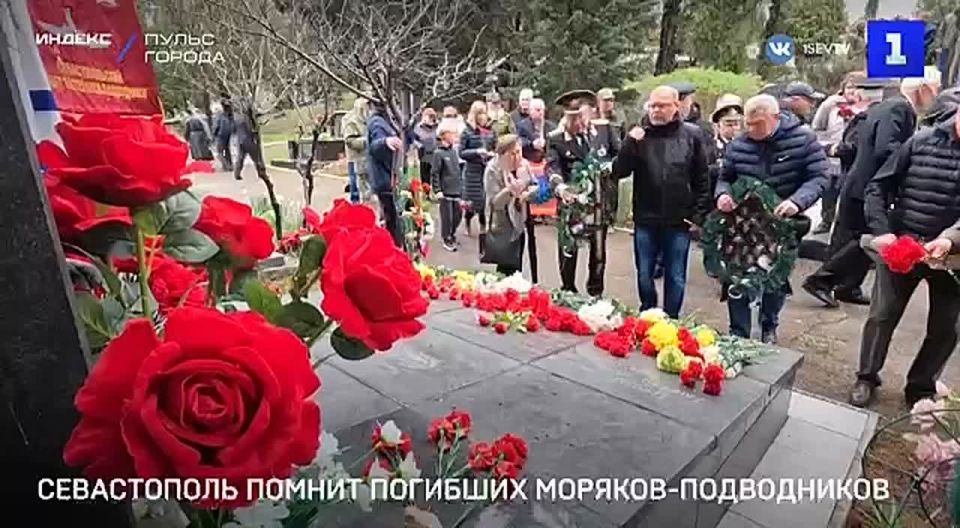 На Братском кладбище на Северной стороне Севастополя почтили память моряков-подводников, погибших на «Комсомольце» и «Курске»