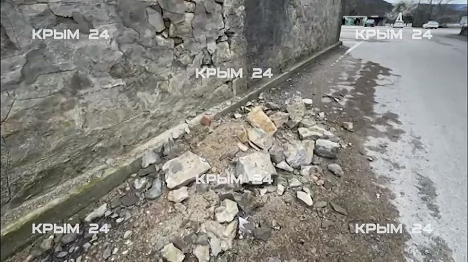 Байдарские ворота на ЮБК теряют целостность — памятник архитектуры осыпается на трассу