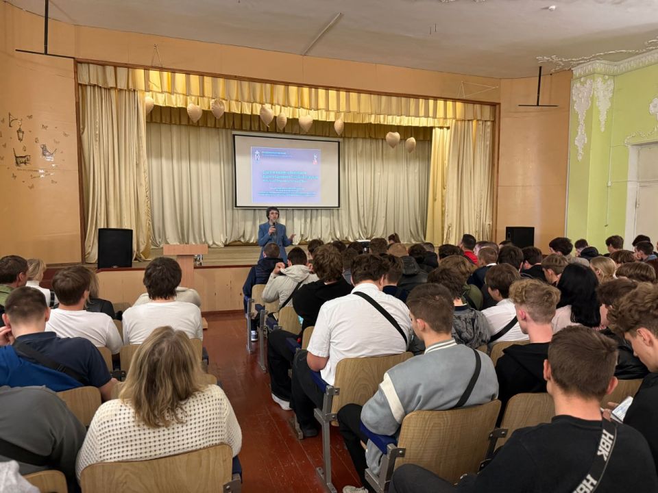 В Севастополе сотрудники полиции организовали профилактическую беседу со студентами колледжа