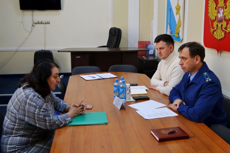 Сегодня, 7 апреля 2026 года, заместитель прокурора города Севастополя Евгений Кадамов провел выездной личный прием жителей Ленинского района