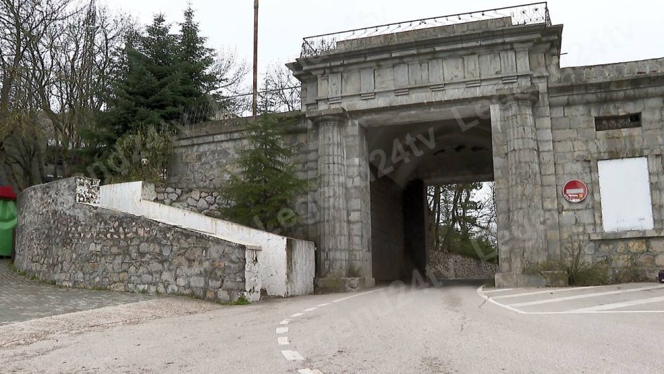 Байдарские ворота в шаге от необратимых утрат — части памятника архитектуры осыпаются на проезжую часть