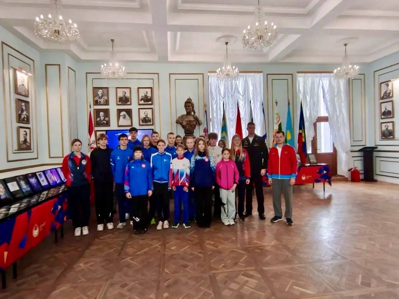 Сергей Резниченко: Севастопольские спортсмены познакомились с выставкой мобильной экспозиции «Реплики медалей и плакатов всех летних и зимних Олимпийских Игр» Сергей Резниченко: Севастопольские спортсмены познакомились с выставкой мобильной экспозиции «Реплики медалей и плакатов всех летних и зимних Олимпийских Игр»