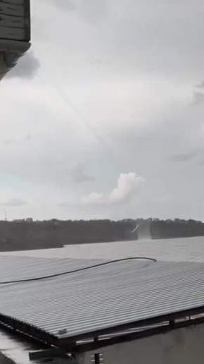 В соцсетях появились кадры смерча в Учкуевке