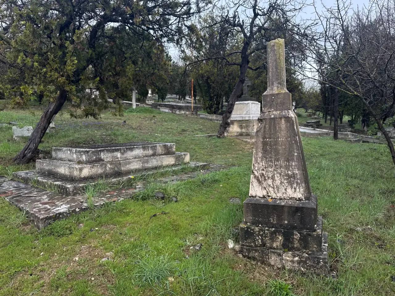 Михаил Развожаев: Начинаем приводить в порядок старые захоронения на Братском кладбище защитников Севастополя на улице Богданова Михаил Развожаев: Начинаем приводить в порядок старые захоронения на Братском кладбище защитников Севастополя на улице Богданова