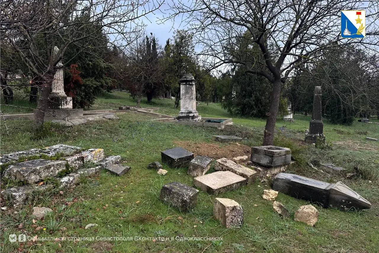 В Севастополе начинают восстанавливать старые захоронения на Братском кладбище на улице Богданова В Севастополе начинают восстанавливать старые захоронения на Братском кладбище на улице Богданова