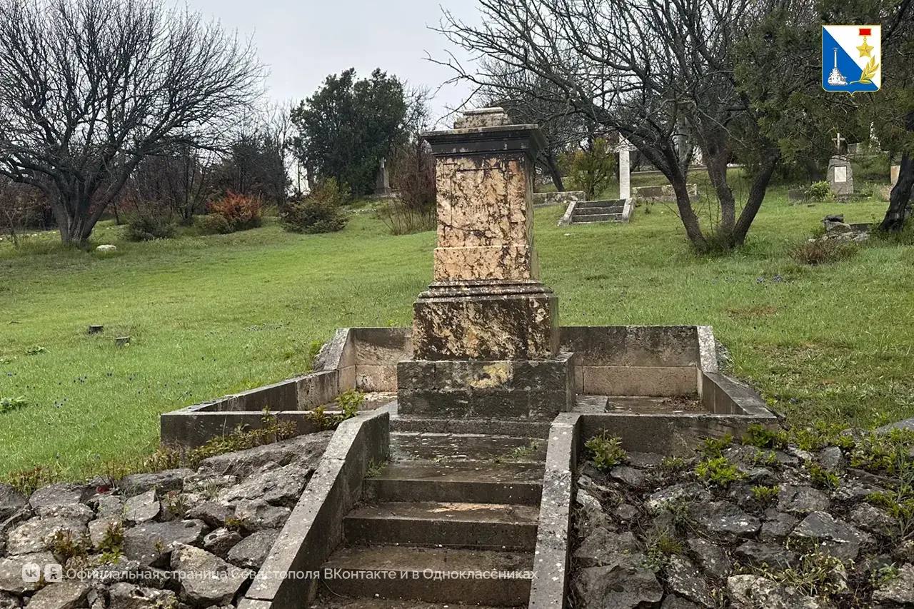В Севастополе начинают восстанавливать старые захоронения на Братском кладбище на улице Богданова В Севастополе начинают восстанавливать старые захоронения на Братском кладбище на улице Богданова