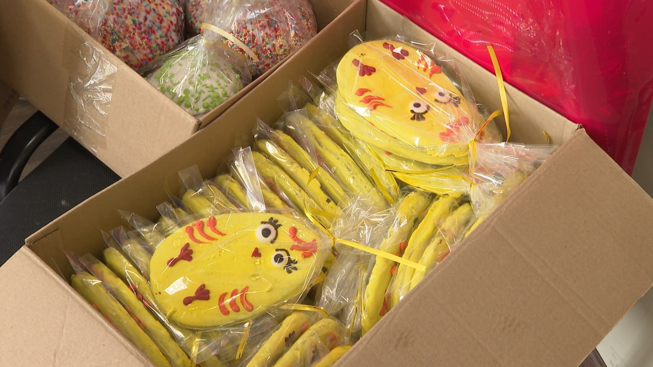 3500 куличей осветили в волонтёрском центре на улице Большой Морской 3500 куличей осветили в волонтёрском центре на улице Большой Морской