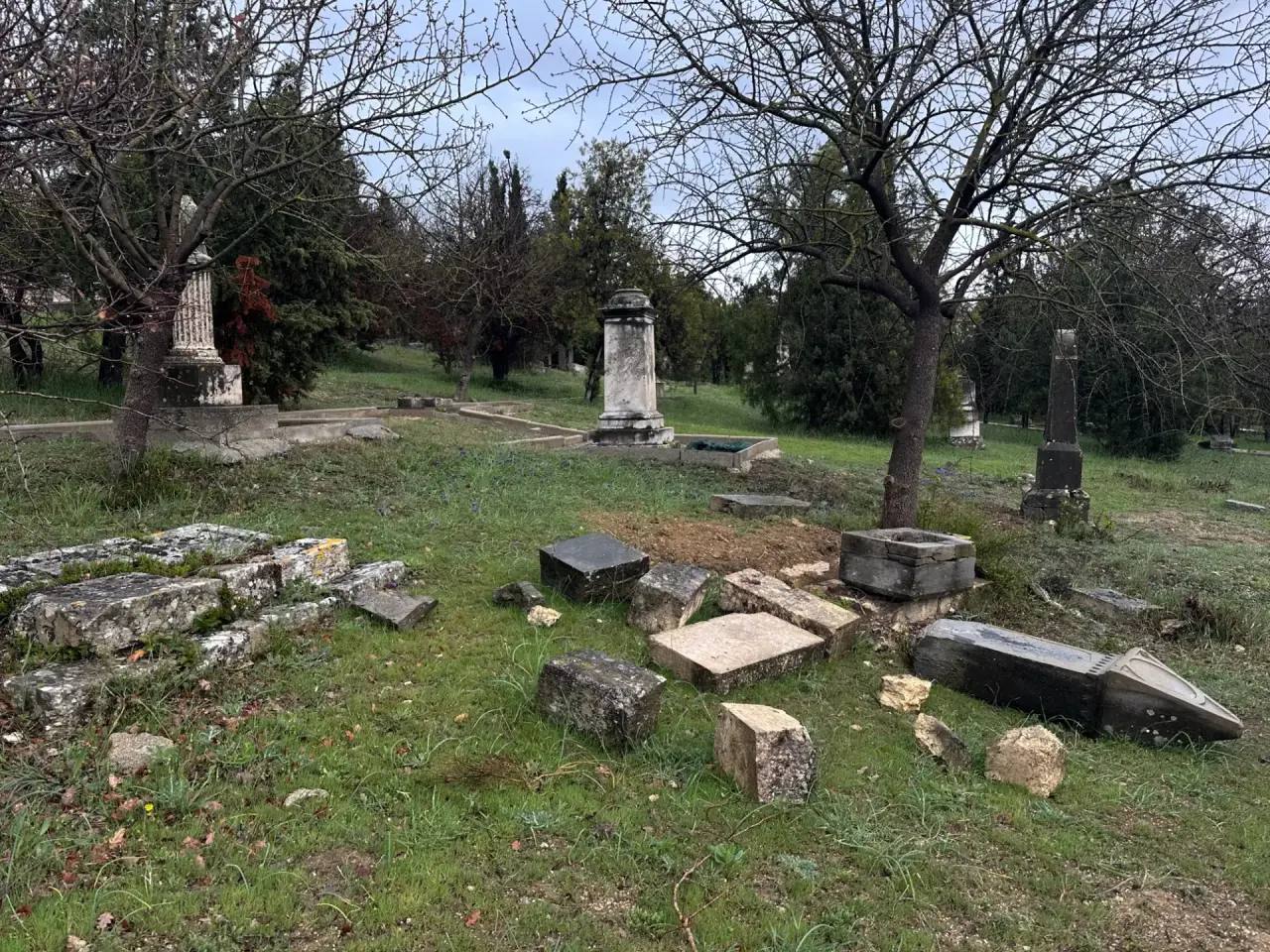 Михаил Развожаев: Начинаем приводить в порядок старые захоронения на Братском кладбище защитников Севастополя на улице Богданова Михаил Развожаев: Начинаем приводить в порядок старые захоронения на Братском кладбище защитников Севастополя на улице Богданова