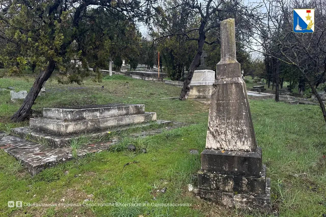 В Севастополе начинают восстанавливать старые захоронения на Братском кладбище на улице Богданова В Севастополе начинают восстанавливать старые захоронения на Братском кладбище на улице Богданова