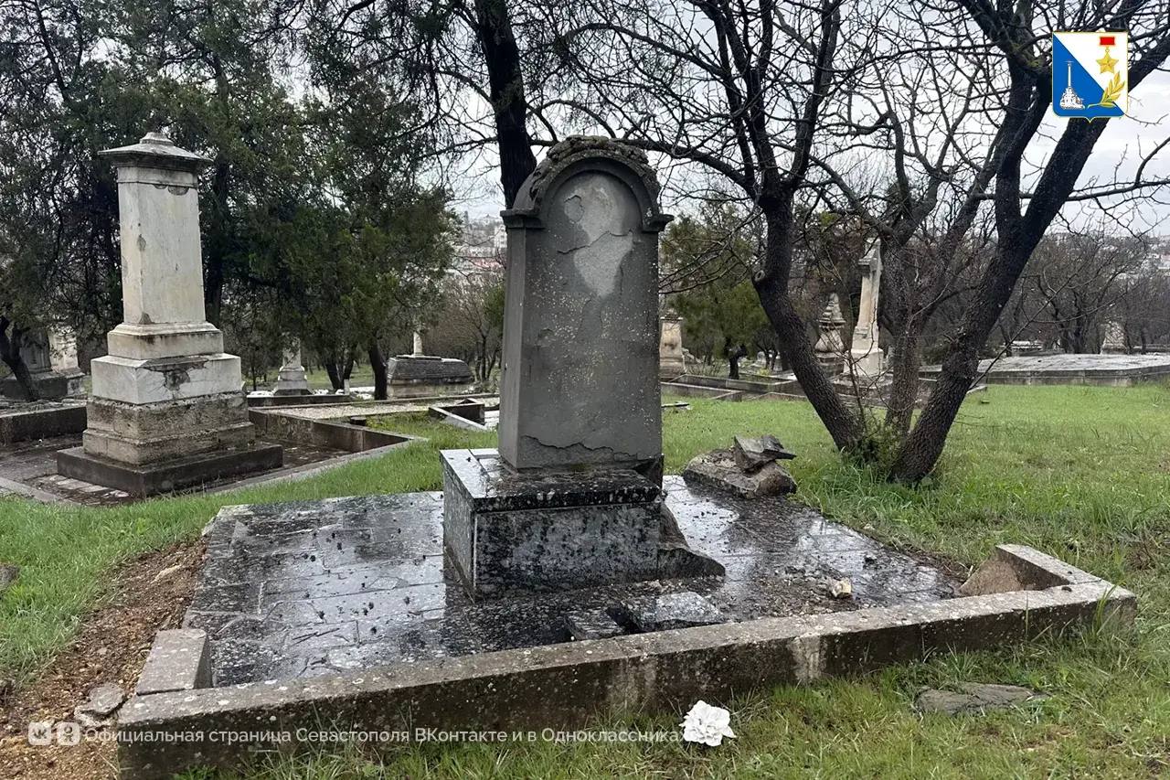В Севастополе начинают восстанавливать старые захоронения на Братском кладбище на улице Богданова В Севастополе начинают восстанавливать старые захоронения на Братском кладбище на улице Богданова
