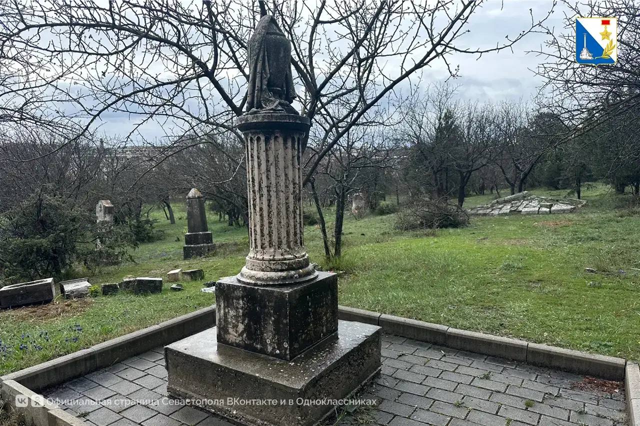 В Севастополе начинают восстанавливать старые захоронения на Братском кладбище на улице Богданова В Севастополе начинают восстанавливать старые захоронения на Братском кладбище на улице Богданова
