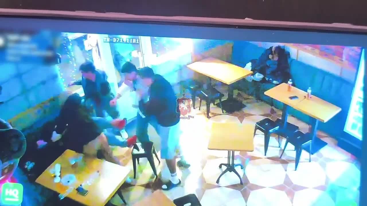 В Севастополе трое мужчин избили супружескую пару из-за грубости на улице