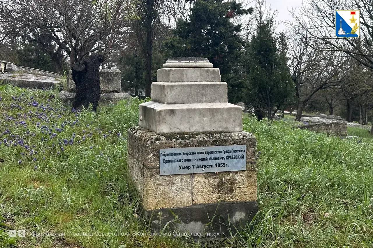 В Севастополе начинают восстанавливать старые захоронения на Братском кладбище на улице Богданова В Севастополе начинают восстанавливать старые захоронения на Братском кладбище на улице Богданова