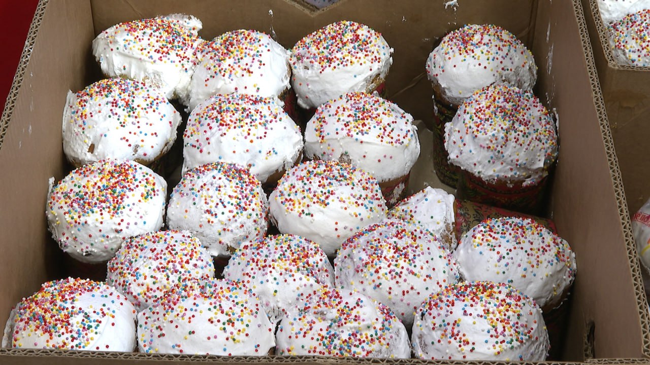 3500 куличей осветили в волонтёрском центре на улице Большой Морской 3500 куличей осветили в волонтёрском центре на улице Большой Морской