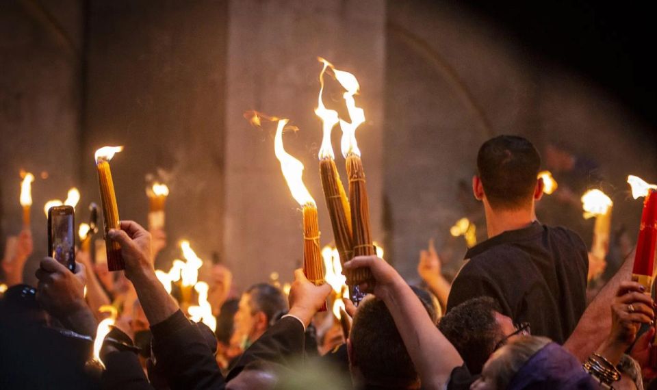 Благодатный огонь сошёл в Храме Гроба Господня в Иерусалиме