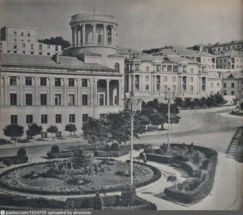 Шедевры Леонида Павлова. Перед нами на фото середины 1950-х гг. только что отстроенная, нарядная площадь Нахимова (ныне — пл. Лазарева; о переименованиях тут) Шедевры Леонида Павлова. Перед нами на фото середины 1950-х гг. только что отстроенная, нарядная площадь Нахимова (ныне — пл. Лазарева; о переименованиях тут)