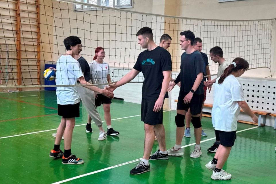 Работники прокуратуры Ленинского района города Севастополя провели товарищеский волейбольный матч с воспитанниками ГКУ «Центр помощи детям, оставшимся без попечения родителей, «Наш дом» Работники прокуратуры Ленинского района города Севастополя провели товарищеский волейбольный матч с воспитанниками ГКУ «Центр помощи детям, оставшимся без попечения родителей, «Наш дом»