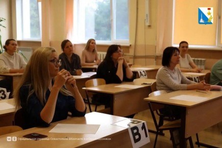 Более 80 севастопольских родителей сдали пробный ЕГЭ в школе № 49