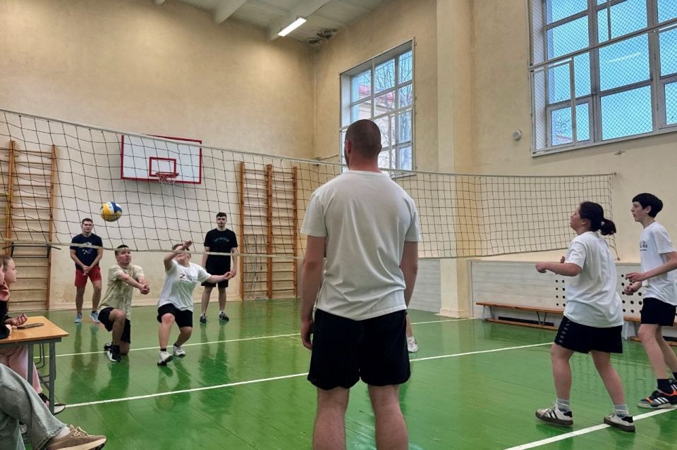 Работники прокуратуры Ленинского района города Севастополя провели товарищеский волейбольный матч с воспитанниками ГКУ «Центр помощи детям, оставшимся без попечения родителей, «Наш дом» Работники прокуратуры Ленинского района города Севастополя провели товарищеский волейбольный матч с воспитанниками ГКУ «Центр помощи детям, оставшимся без попечения родителей, «Наш дом»
