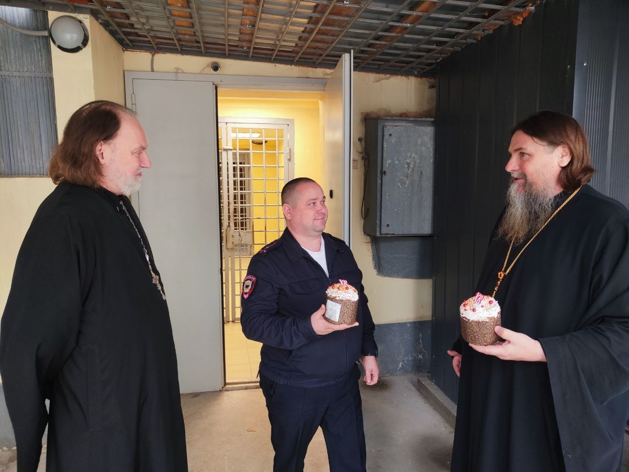 Благочинный Севастопольского церковного округа протоиерей Сергий Халюта и представитель Общественного совета при УМВД протоиерей Алексей Петренко поздравили с Пасхой сотрудников полиции, а также граждан, находящихся под... Благочинный Севастопольского церковного округа протоиерей Сергий Халюта и представитель Общественного совета при УМВД протоиерей Алексей Петренко поздравили с Пасхой сотрудников полиции, а также граждан, находящихся под...