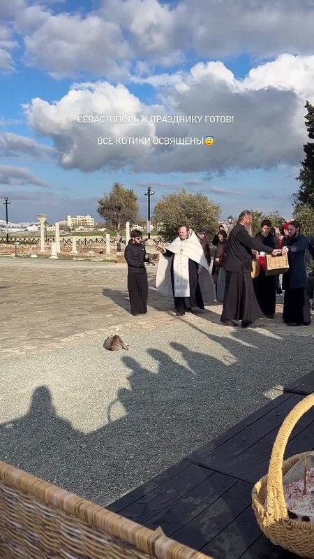 Батюшка из Севастополя во время освящения пасхальных куличей первым делом освятил котика, который тоже пришел на службу