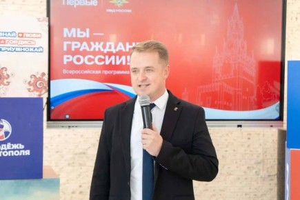 Денис Кондратьев: С Днём космонавтики!. Накануне праздника принял участие в торжественной акции «Мы — граждане России» В этот день 14 подростков получили свои первые паспорта