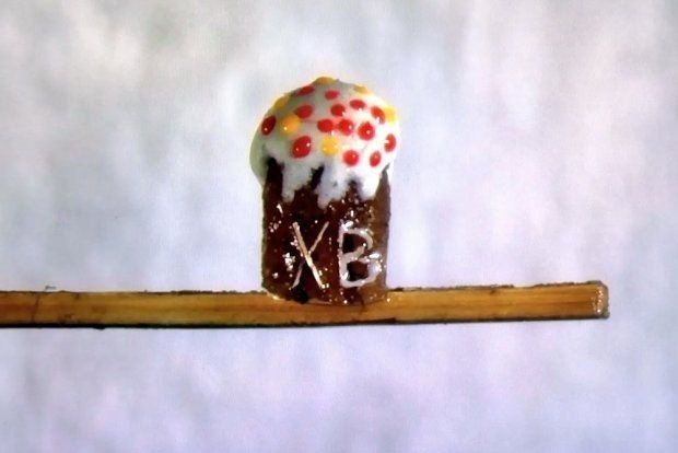 Мастер микроминиатюры из Омска Анатолий Коненко создал кулич по всем кулинарным правилам, но его высота — всего 1,75 мм