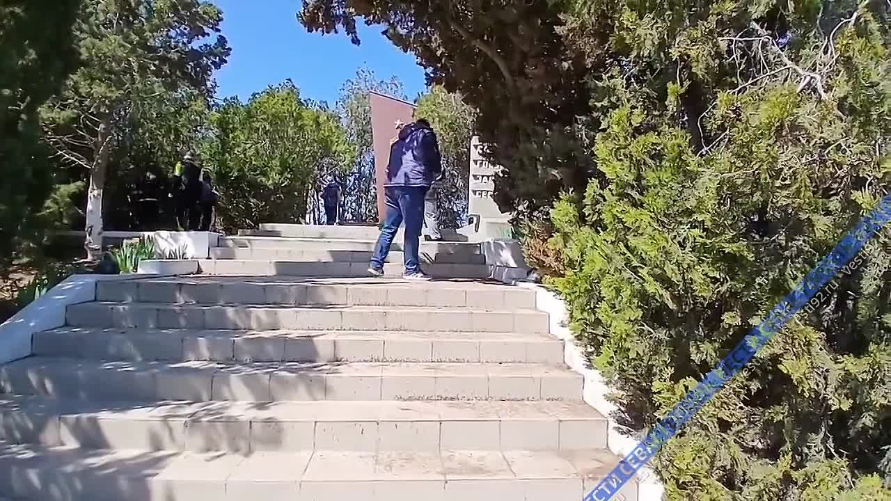 В бухте Казачьей участники программы «Севастополь — город героев» проводят субботник