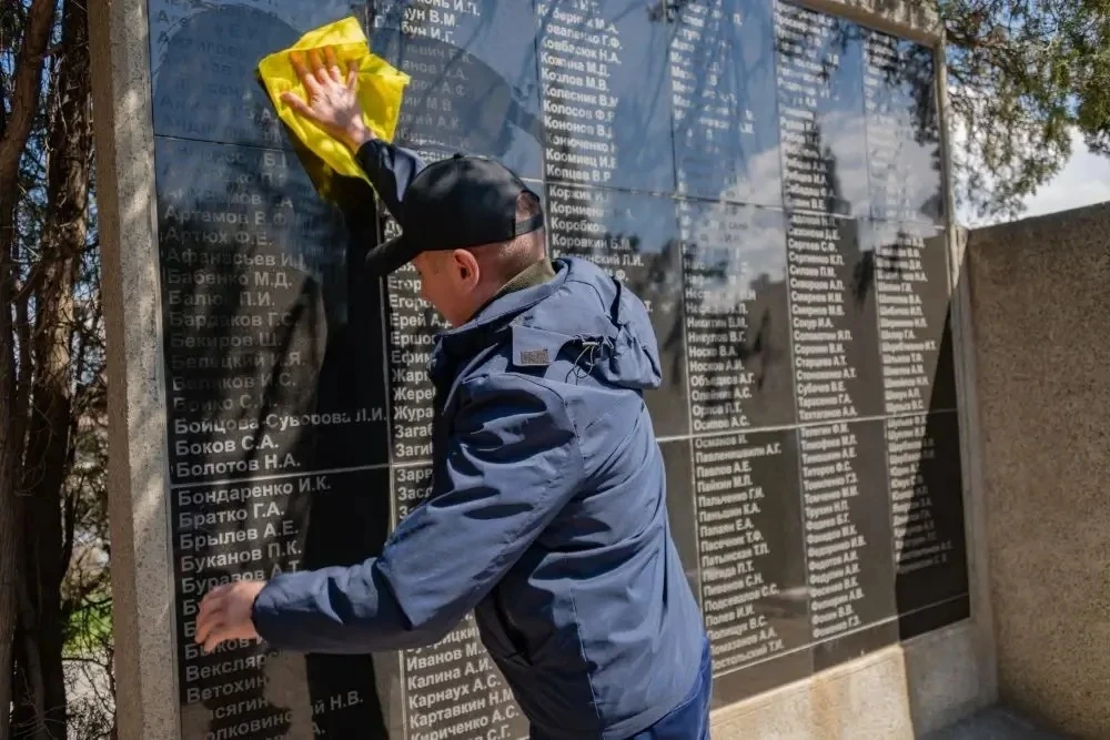 В Севастополе начали приводить в порядок памятники к 81-й годовщине Победы В Севастополе начали приводить в порядок памятники к 81-й годовщине Победы