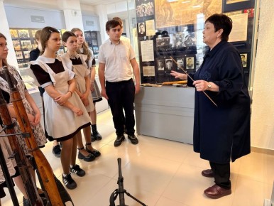 Сотрудники полицейского наркоконтроля организовали экскурсию для школьников в Народный музей полиции (милиции) имени М.С. Казакевича