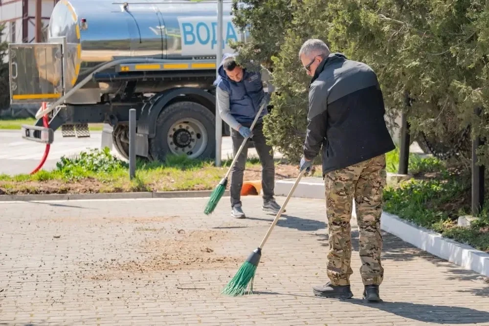 В Севастополе начали приводить в порядок памятники к 81-й годовщине Победы В Севастополе начали приводить в порядок памятники к 81-й годовщине Победы