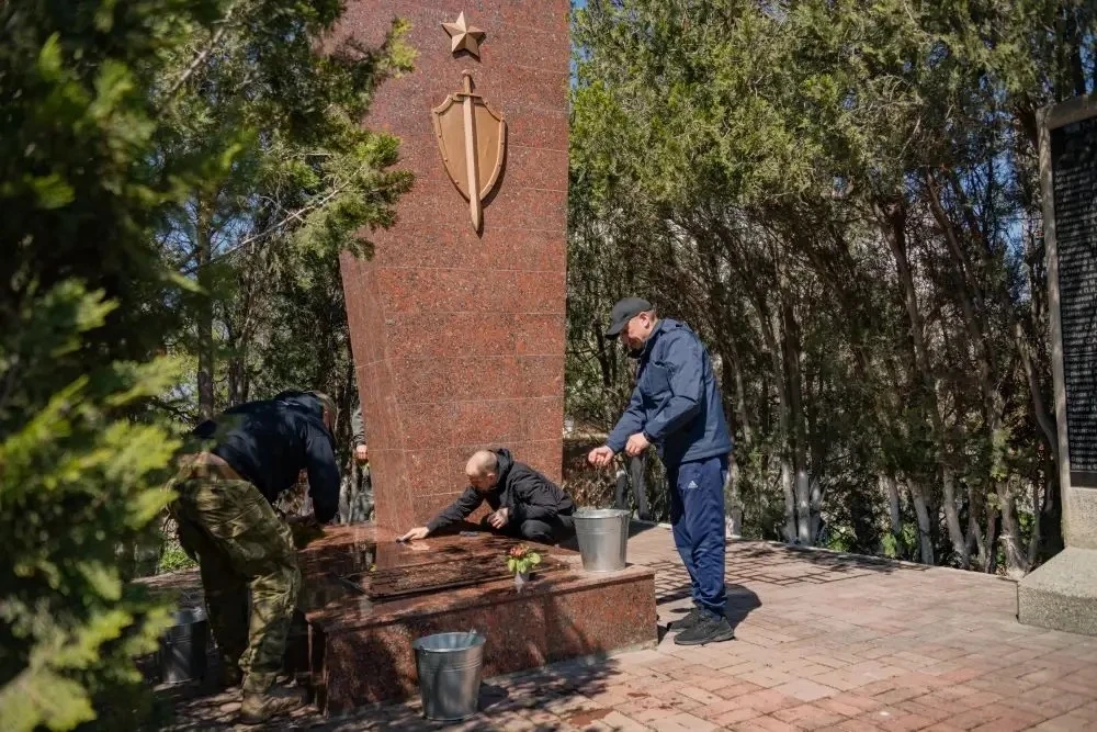 В Севастополе начали приводить в порядок памятники к 81-й годовщине Победы В Севастополе начали приводить в порядок памятники к 81-й годовщине Победы