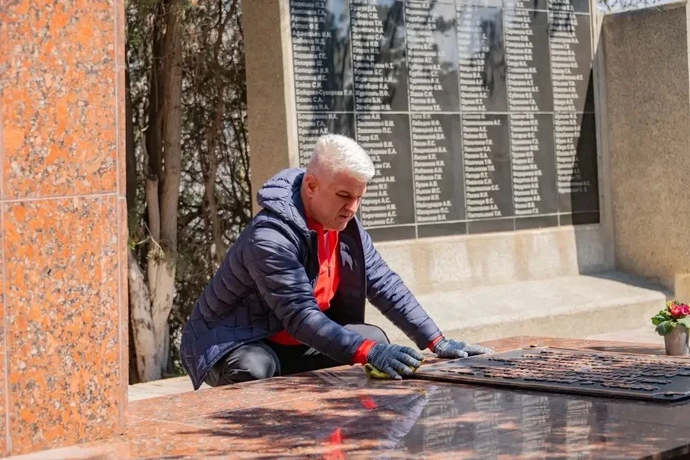 В Севастополе начали приводить в порядок памятники к 81-й годовщине Победы В Севастополе начали приводить в порядок памятники к 81-й годовщине Победы