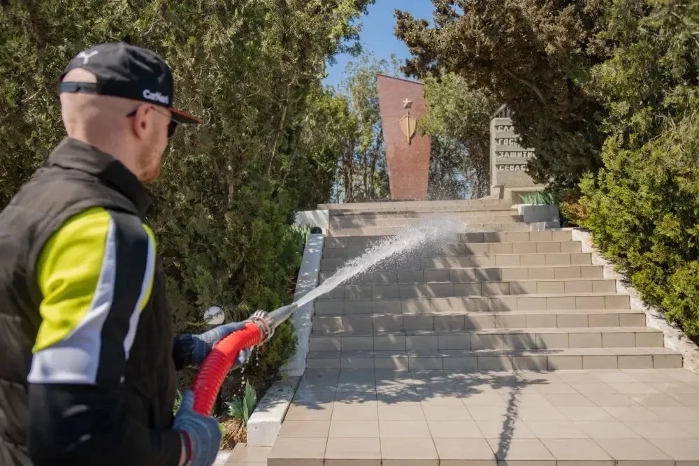 В Севастополе начали приводить в порядок памятники к 81-й годовщине Победы В Севастополе начали приводить в порядок памятники к 81-й годовщине Победы