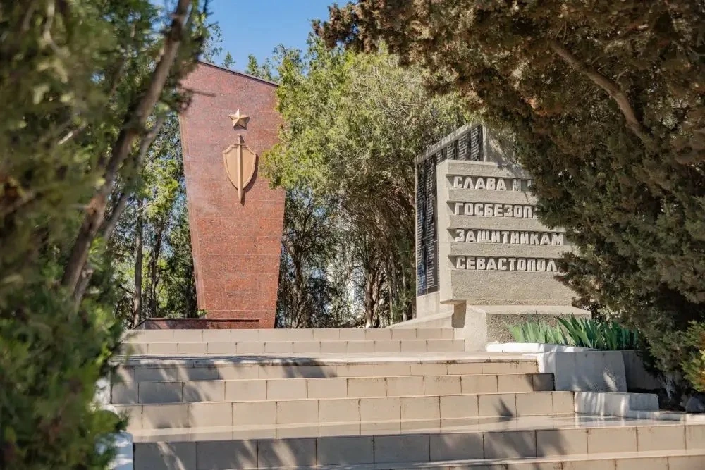 В Севастополе начали приводить в порядок памятники к 81-й годовщине Победы В Севастополе начали приводить в порядок памятники к 81-й годовщине Победы