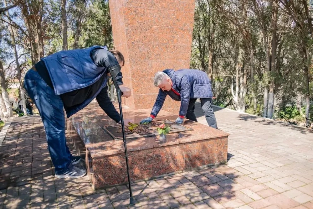 В Севастополе начали приводить в порядок памятники к 81-й годовщине Победы В Севастополе начали приводить в порядок памятники к 81-й годовщине Победы