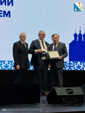 Главного врача севастопольского онкодиспансера Василия Ощепкова отметили медалью за выдающийся вклад в развитие онкологической службы