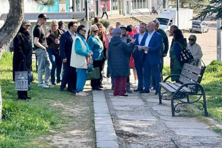 Владимир Немцев: Встретился с жителями микрорайона в районе улицы Генерала Жидилова, чтобы обсудить предстоящее благоустройство парковой территории вблизи церкви Романа Исповедника