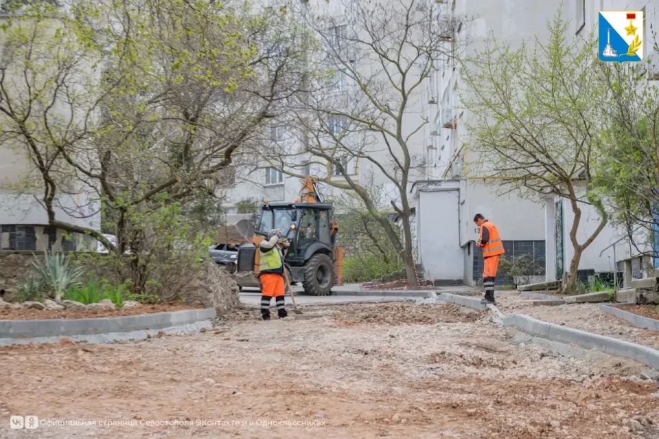 Во дворах на улицах Маринеско и Шевченко ремонтируют внутриквартальные дороги Во дворах на улицах Маринеско и Шевченко ремонтируют внутриквартальные дороги