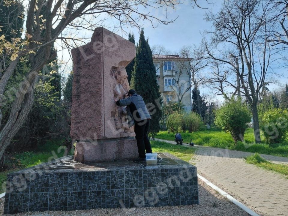 Сотрудники Городской больницы №1 провели уборку памятника медицинским работникам Севастополя и благоустроили прилегающую территорию Сотрудники Городской больницы №1 провели уборку памятника медицинским работникам Севастополя и благоустроили прилегающую территорию