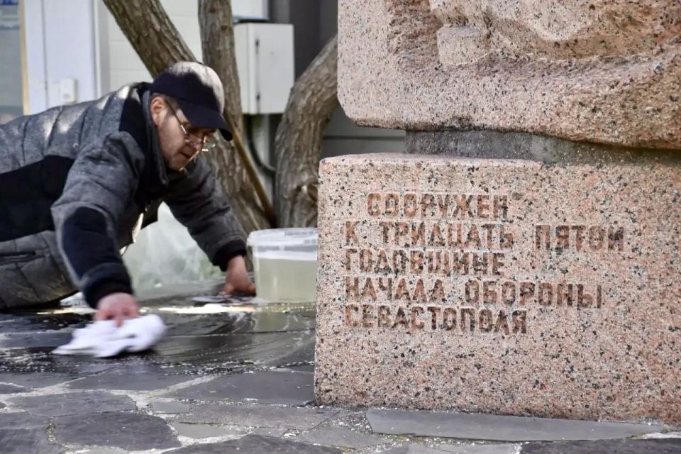 Сотрудники Городской больнице № 1 привели в порядок памятник военным медикам Сотрудники Городской больнице № 1 привели в порядок памятник военным медикам