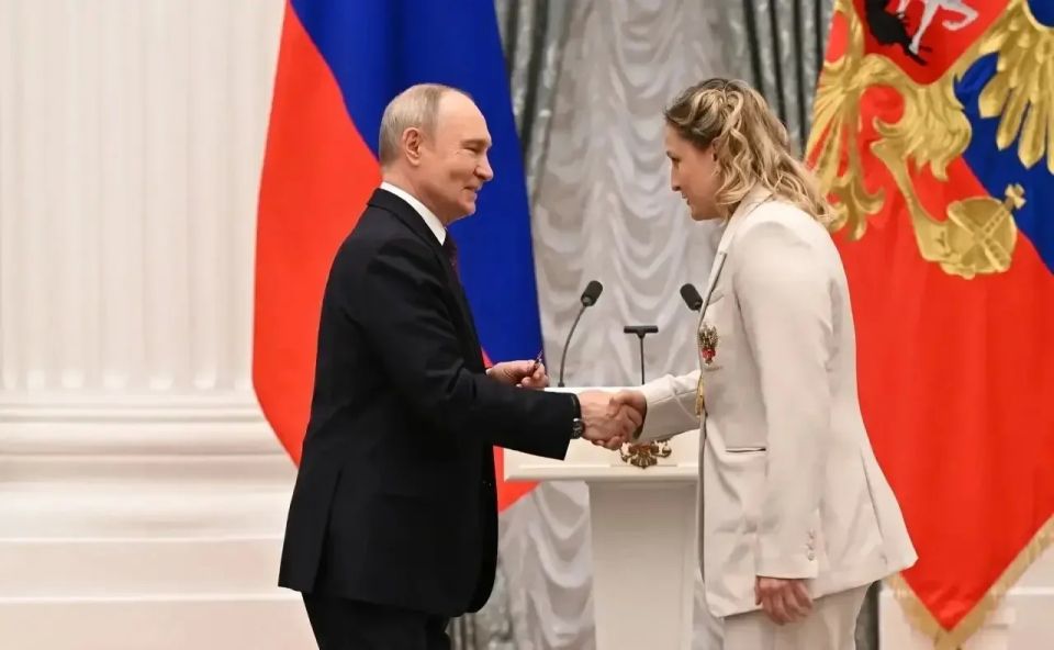 В Екатерининском зале Кремля Президент Владимир Путин вручил государственную награду севастопольской спортсменке Елене Гапешиной В Екатерининском зале Кремля Президент Владимир Путин вручил государственную награду севастопольской спортсменке Елене Гапешиной