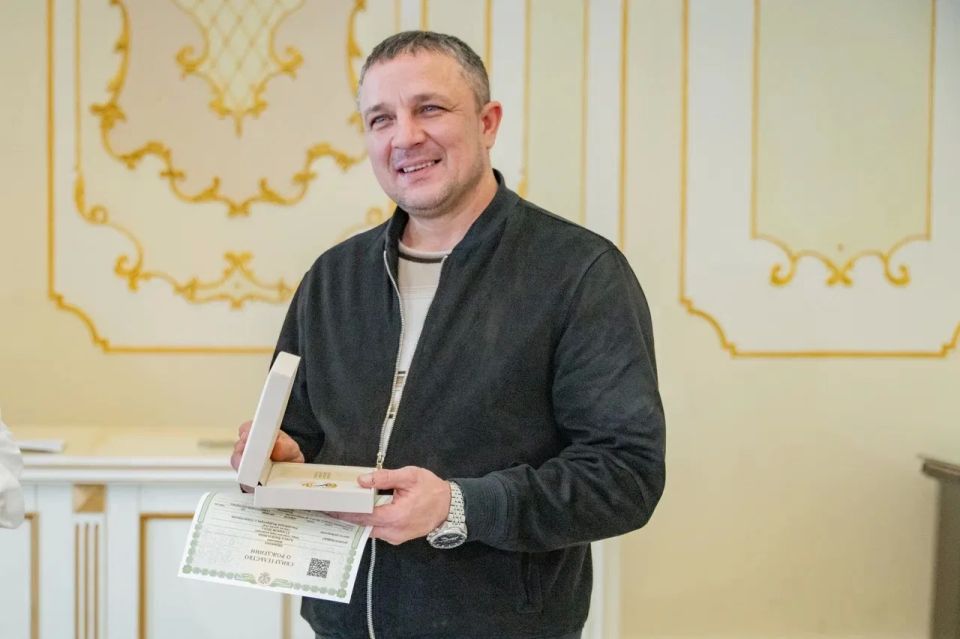 Михаил Развожаев: В Ленинском ЗАГСе вручили 300-ю медаль «Родившемуся в Городе-Герое Севастополе» Михаил Развожаев: В Ленинском ЗАГСе вручили 300-ю медаль «Родившемуся в Городе-Герое Севастополе»