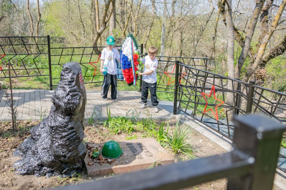 В Морозовке привели в порядок «Могилу неизвестного солдата, павшего в боях за освобождение Севастополя в 1941-1944 гг»! В Морозовке привели в порядок «Могилу неизвестного солдата, павшего в боях за освобождение Севастополя в 1941-1944 гг»!