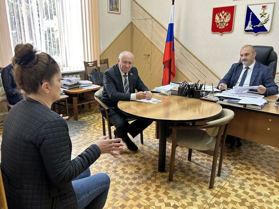 Провел ежемесячный приём граждан Провел ежемесячный приём граждан