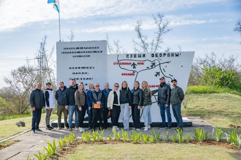Михаил Развожаев: Сотрудники Управления спорта привели в порядок памятник в Верхнесадовом Михаил Развожаев: Сотрудники Управления спорта привели в порядок памятник в Верхнесадовом