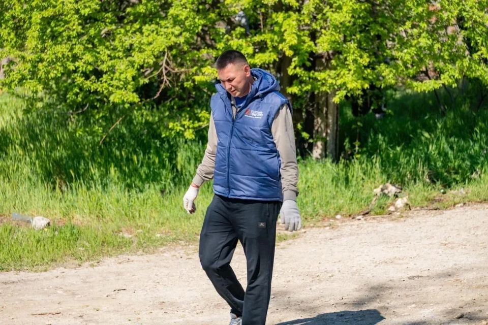 Участники программы "Севастополь — город героев" присоединились к общегородскому субботнику Участники программы "Севастополь — город героев" присоединились к общегородскому субботнику