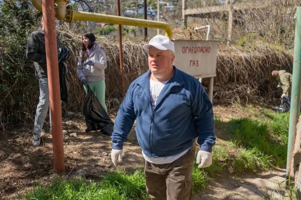 Участники программы "Севастополь — город героев" присоединились к общегородскому субботнику Участники программы "Севастополь — город героев" присоединились к общегородскому субботнику