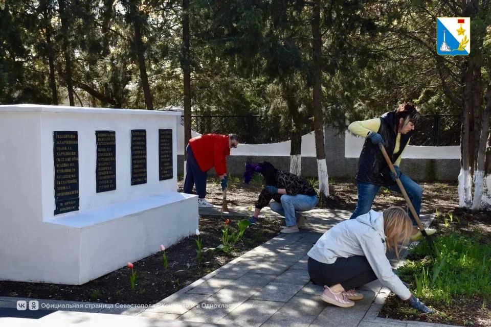 Сотрудники департамента образования привели в порядок территорию памятных мест Сотрудники департамента образования привели в порядок территорию памятных мест