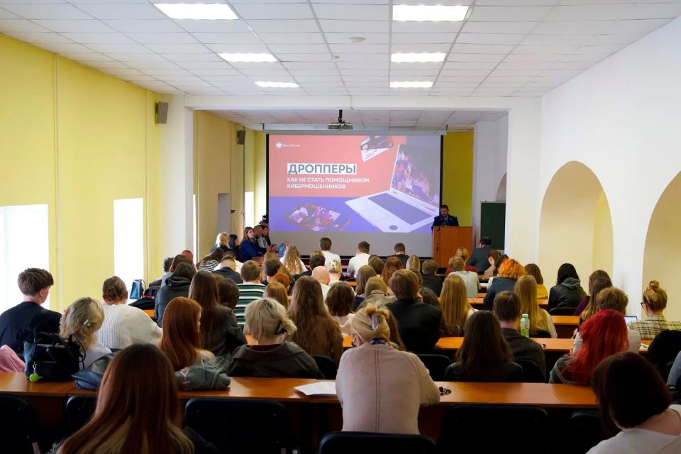 Прокуратура города Севастополя совместно с филиалом Московского государственного университета имени М.В. Ломоносова в городе Севастополе организовала проведение круглого стола для студентов по вопросам профилактики... Прокуратура города Севастополя совместно с филиалом Московского государственного университета имени М.В. Ломоносова в городе Севастополе организовала проведение круглого стола для студентов по вопросам профилактики...